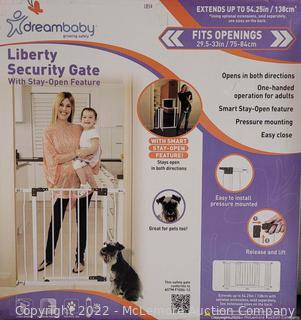 Dreambaby Liberty Baby Safety Gate - with Smart Stay Open Feature - Fits Openings 29.5-33 inches Wide - White - Model L854(NEW IN BOX)
