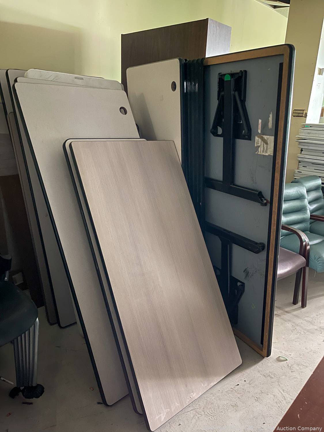 McLemore Auction Company Auction John Deere X730 Lawn Tractors, Lawn