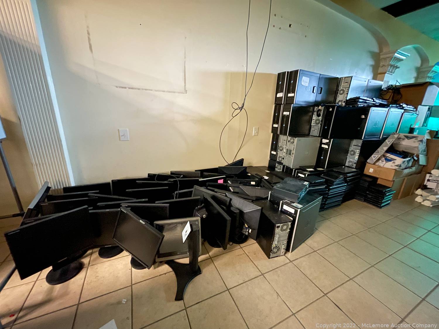 McLemore Auction Company Auction John Deere X730 Lawn Tractors, Lawn