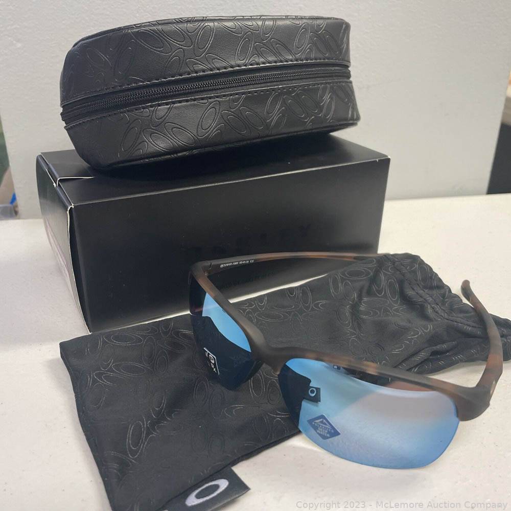 McLemore Auction Company - Auction: Military and Hunting Knives, Oakley  Sunglasses, Gerber and Leatherman Multi-Tools, Sporting and Military Gear,  Under Armour, Socks and Tervis Mugs from a Major Tactical Gear Retailer  ITEM: