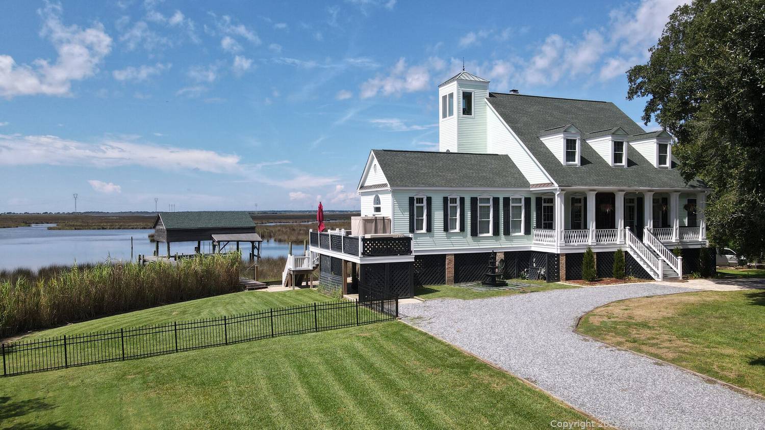 McLemore Auction Company Auction Premier Waterfront Home on 1.3±