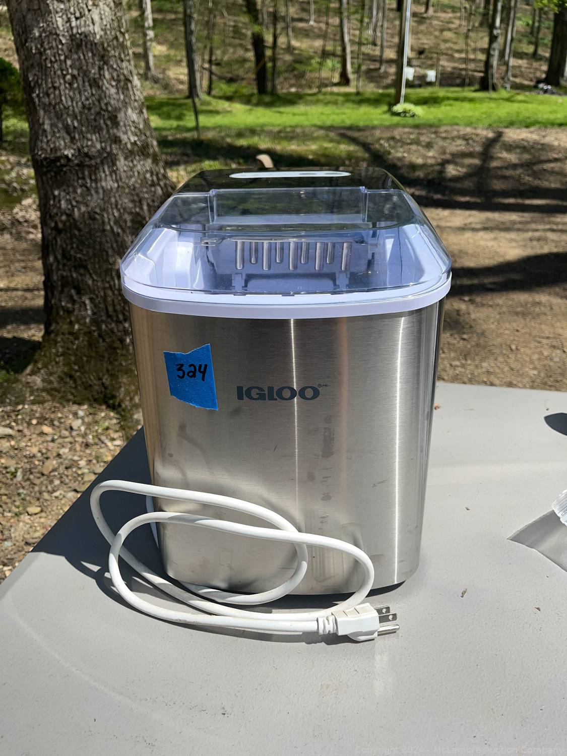 McLemore Auction Company Auction Outdoor Enthusiast's Moving Sale 1982 Jeep Jamboree, Ducks